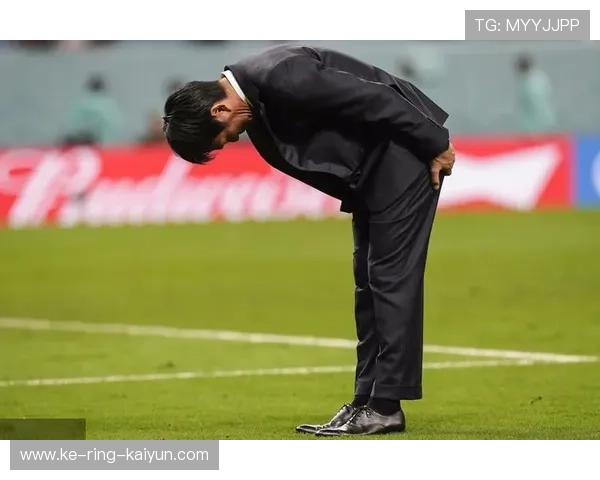 足球主帅向球迷鞠躬致歉:背后的思考与责任